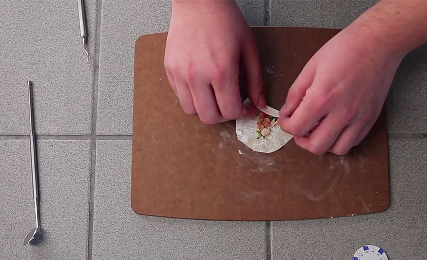 буррито для хомяка, крошечный буррито, повар накормил хомяка буррито