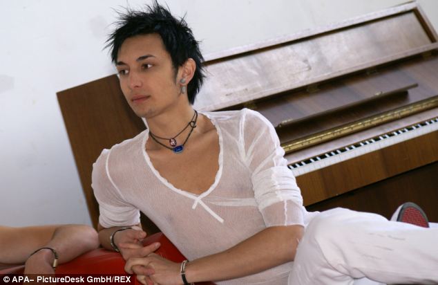 Кончита Вурст до превращения, Кончита Вурст в детстве, Томас Нойвирт до превращения, татуировка Кончиты Вурст, родители Кончиты Вурст