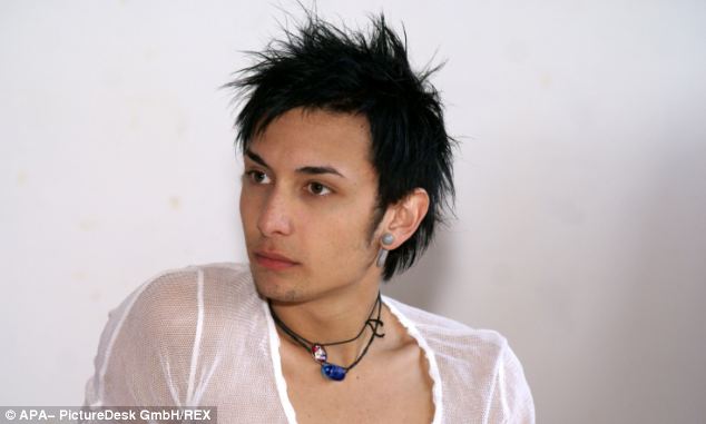 Кончита Вурст до превращения, Кончита Вурст в детстве, Томас Нойвирт до превращения, татуировка Кончиты Вурст, родители Кончиты Вурст