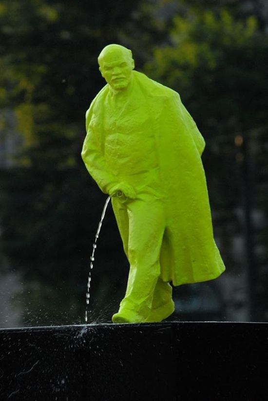 В Кракове появился скандальный памятник Ленину, памятник Ленину, писающий Ленин