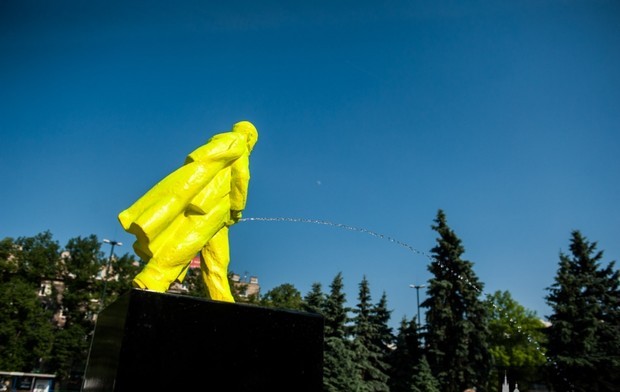 В Кракове появился скандальный памятник Ленину, памятник Ленину, писающий Ленин