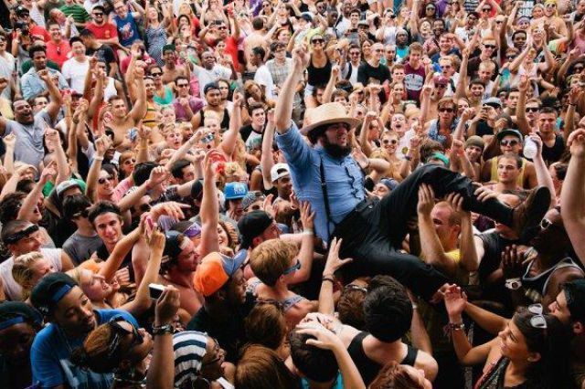 здесь что-то не так, лишние вещи на фото, лишние элементы на фотографиях