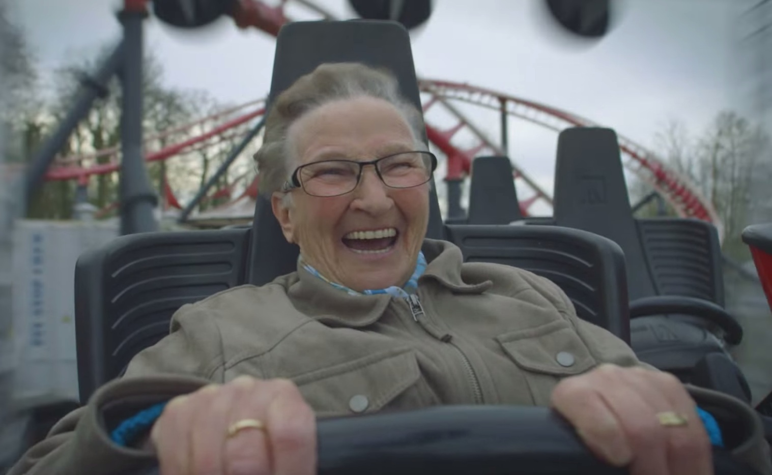 бабушка прокатилась на американских горках, 78 лет старушка американские горки 