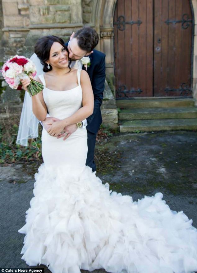 Невеста отказывалась идти к алтарю, пока жених не оплатил ей операцию по увеличению груди увеличение груди свадебный подарок, согласилась выйти замуж после увеличения груди, Рошель Бэтью, Rochelle Bathew