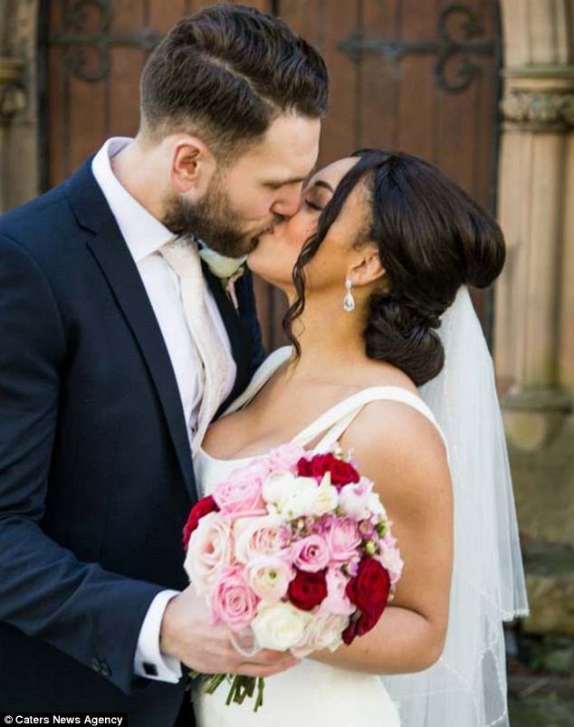 Невеста отказывалась идти к алтарю, пока жених не оплатил ей операцию по увеличению груди увеличение груди свадебный подарок, согласилась выйти замуж после увеличения груди, Рошель Бэтью, Rochelle Bathew