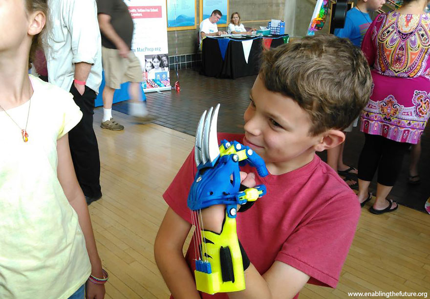 3D-printed hand Aaron Brown, детские 3D протезы в виде рук супергероев