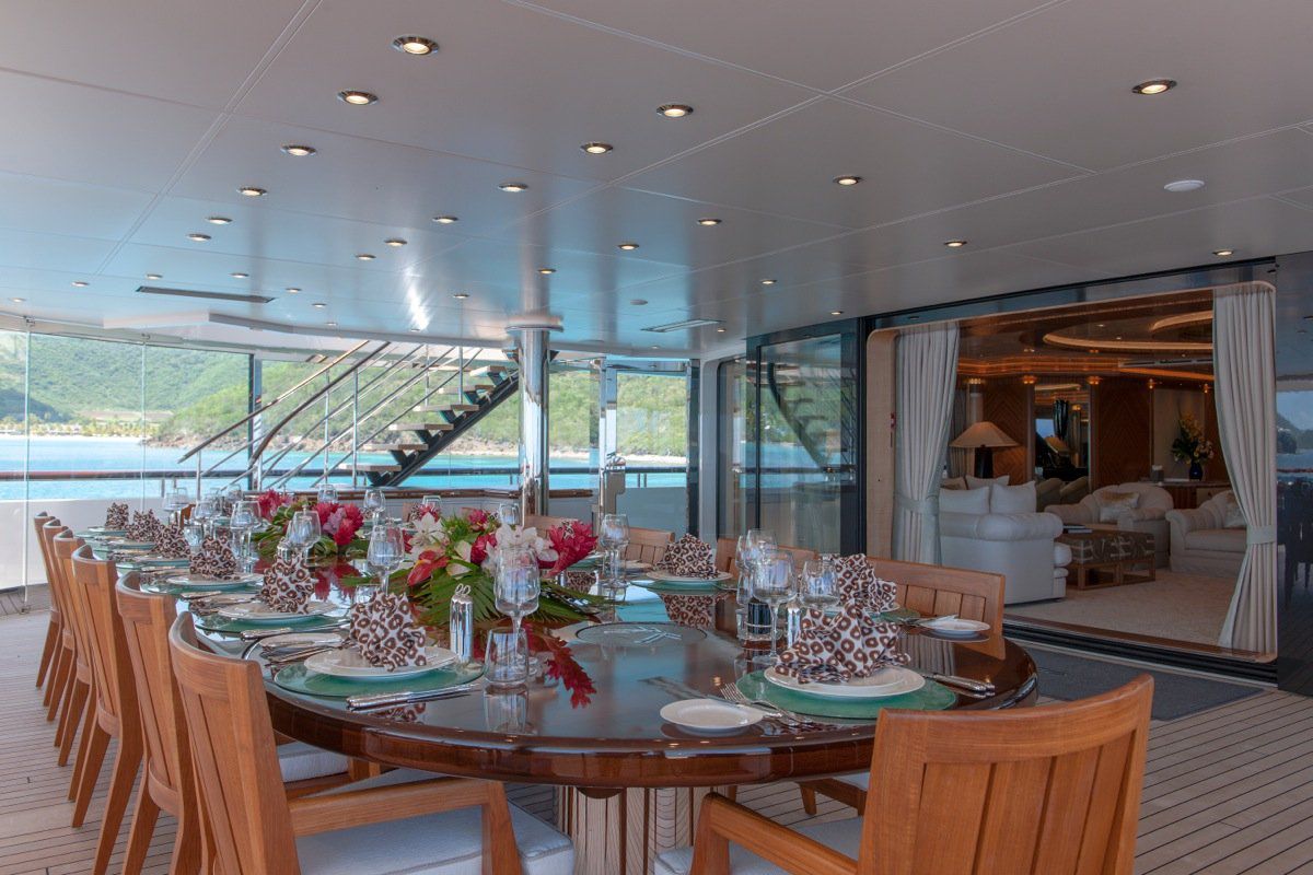 Внутри яхты Quattroelle, за 1 млн евро в неделю