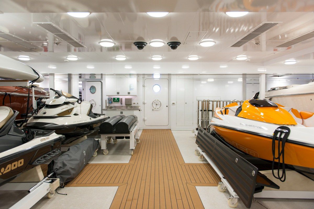 Внутри яхты Quattroelle, за 1 млн евро в неделю