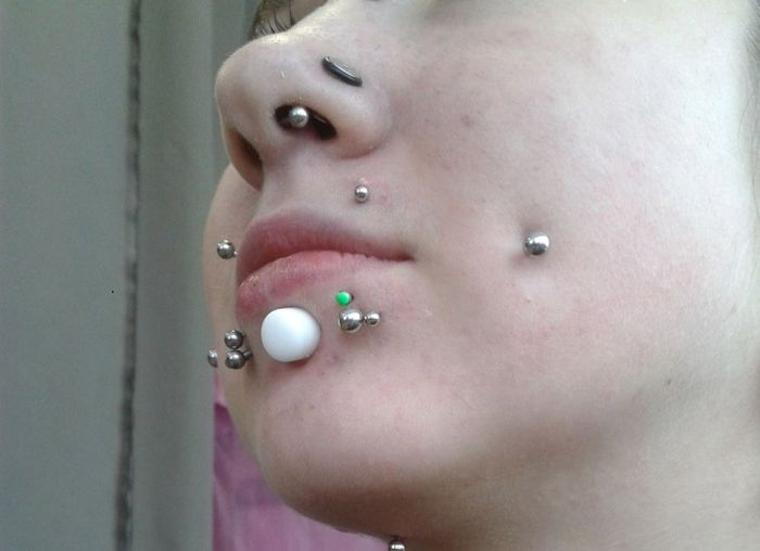 девушка до и после модификаций, пирсинг и татуировки