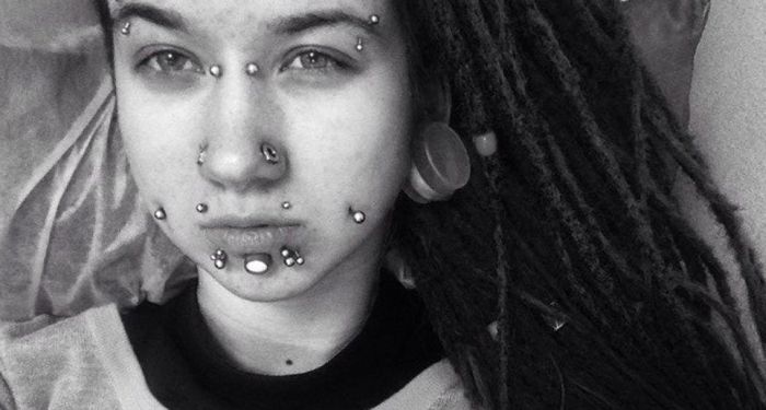 девушка до и после модификаций, пирсинг и татуировки