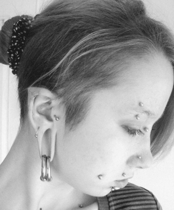 девушка до и после модификаций, пирсинг и татуировки