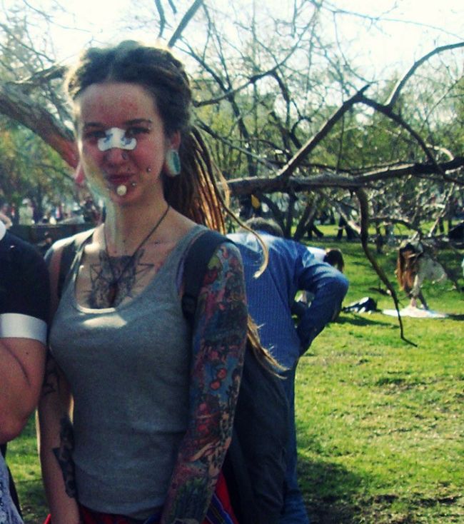 девушка до и после модификаций, пирсинг и татуировки