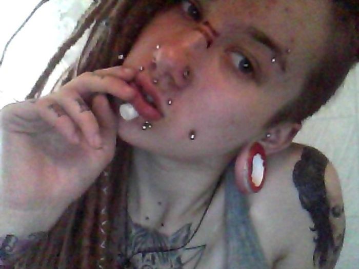 девушка до и после модификаций, пирсинг и татуировки