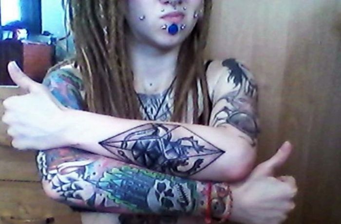 девушка до и после модификаций, пирсинг и татуировки