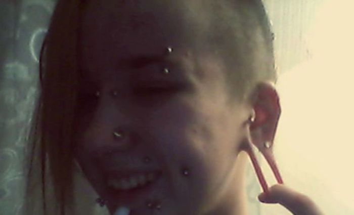 девушка до и после модификаций, пирсинг и татуировки