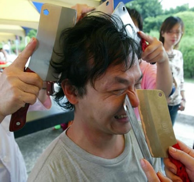 странные виды массажа, массаж питонами, кактусовый массаж