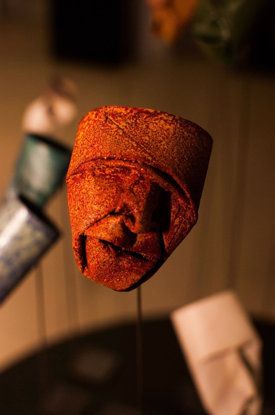 Художник создает забавные лица из картонных туб от туалетной бумаги лица из картонных туб от туалетной бумаги, художник лица из картонных рулонов туалетной бумаги,