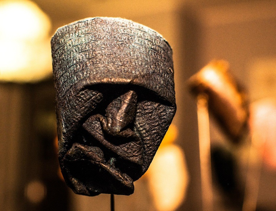 Художник создает забавные лица из картонных туб от туалетной бумаги лица из картонных туб от туалетной бумаги, художник лица из картонных рулонов туалетной бумаги,