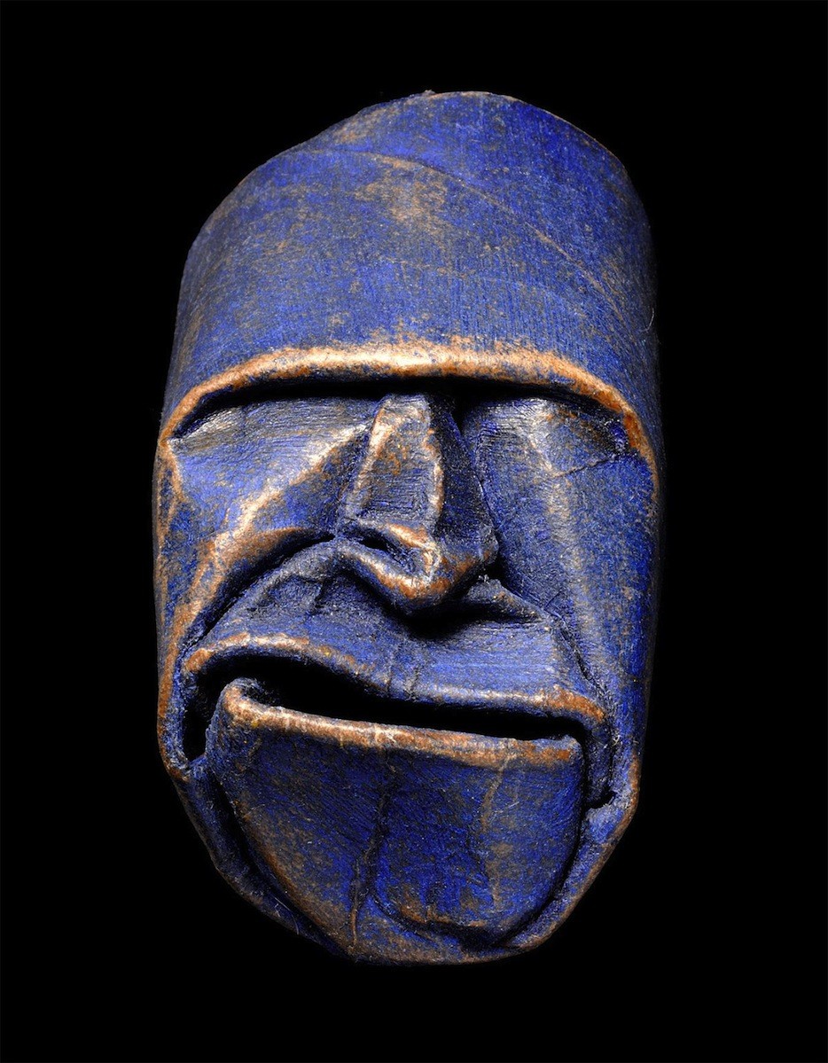 Художник создает забавные лица из картонных туб от туалетной бумаги лица из картонных туб от туалетной бумаги, художник лица из картонных рулонов туалетной бумаги,