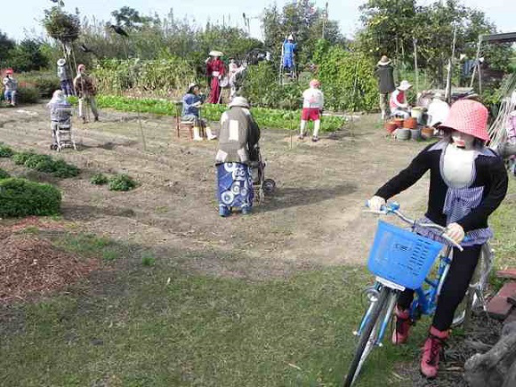Что так много людей делает на этом участке? Много чучел в огороде, чучела в огороде японского фермера, Нобую Онимуши, Nobuou Onishi