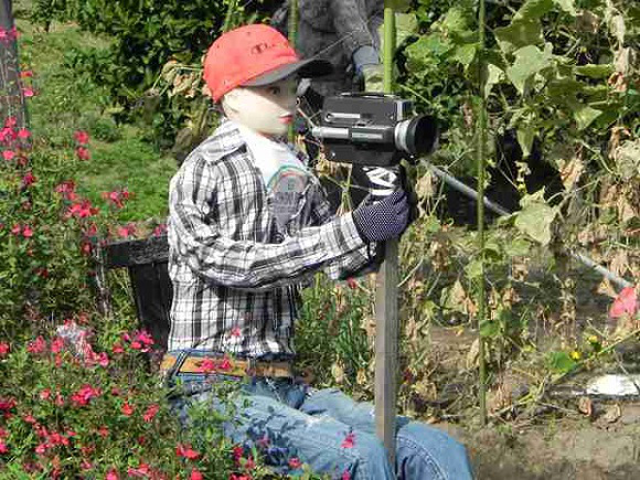 Что так много людей делает на этом участке? Много чучел в огороде, чучела в огороде японского фермера, Нобую Онимуши, Nobuou Onishi