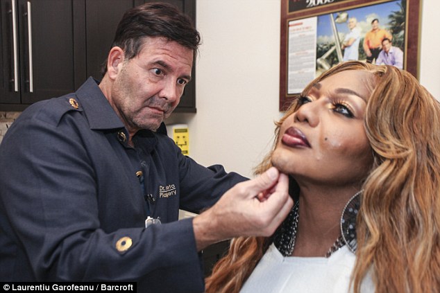 Трансгендер Татьяна Уильямс увеличила свои ягодицы до рекордного размера Татьяна Уильямс Tatiana Williams, транссексуал с полутораметровыми ягодицами