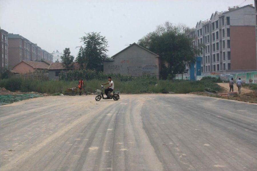 ферма посреди шоссе, ферма на середине шоссе, отказался продать дом строительной компании