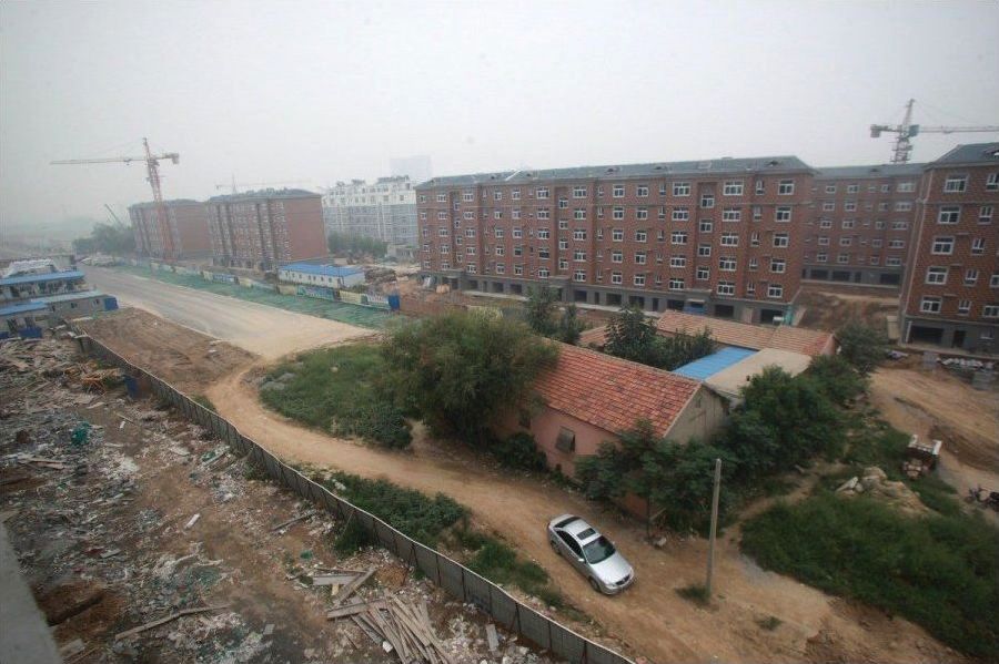 ферма посреди шоссе, ферма на середине шоссе, отказался продать дом строительной компании