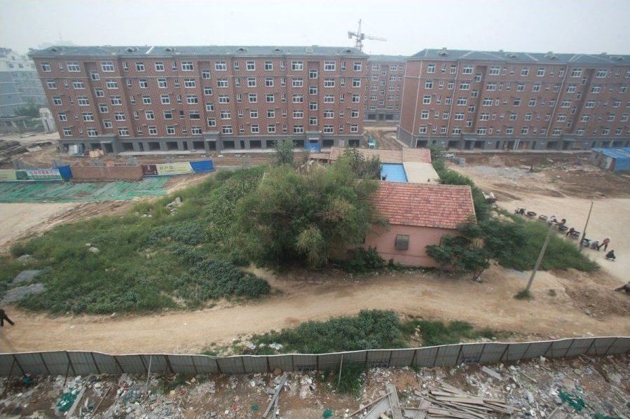 ферма посреди шоссе, ферма на середине шоссе, отказался продать дом строительной компании