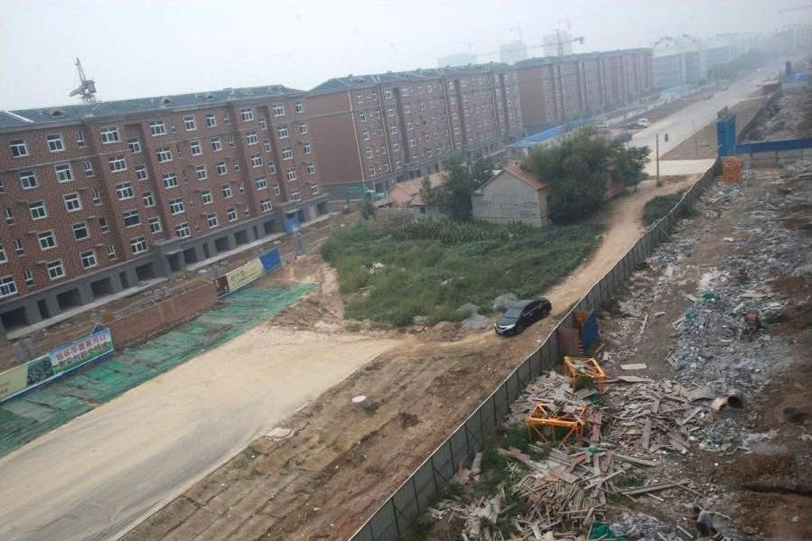 ферма посреди шоссе, ферма на середине шоссе, отказался продать дом строительной компании