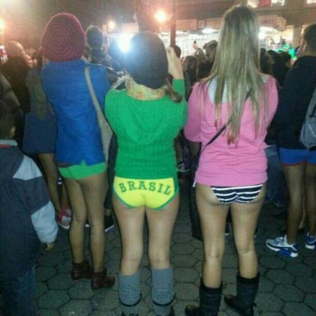 флэшмоб, девушки в трусах, в городе, в метро