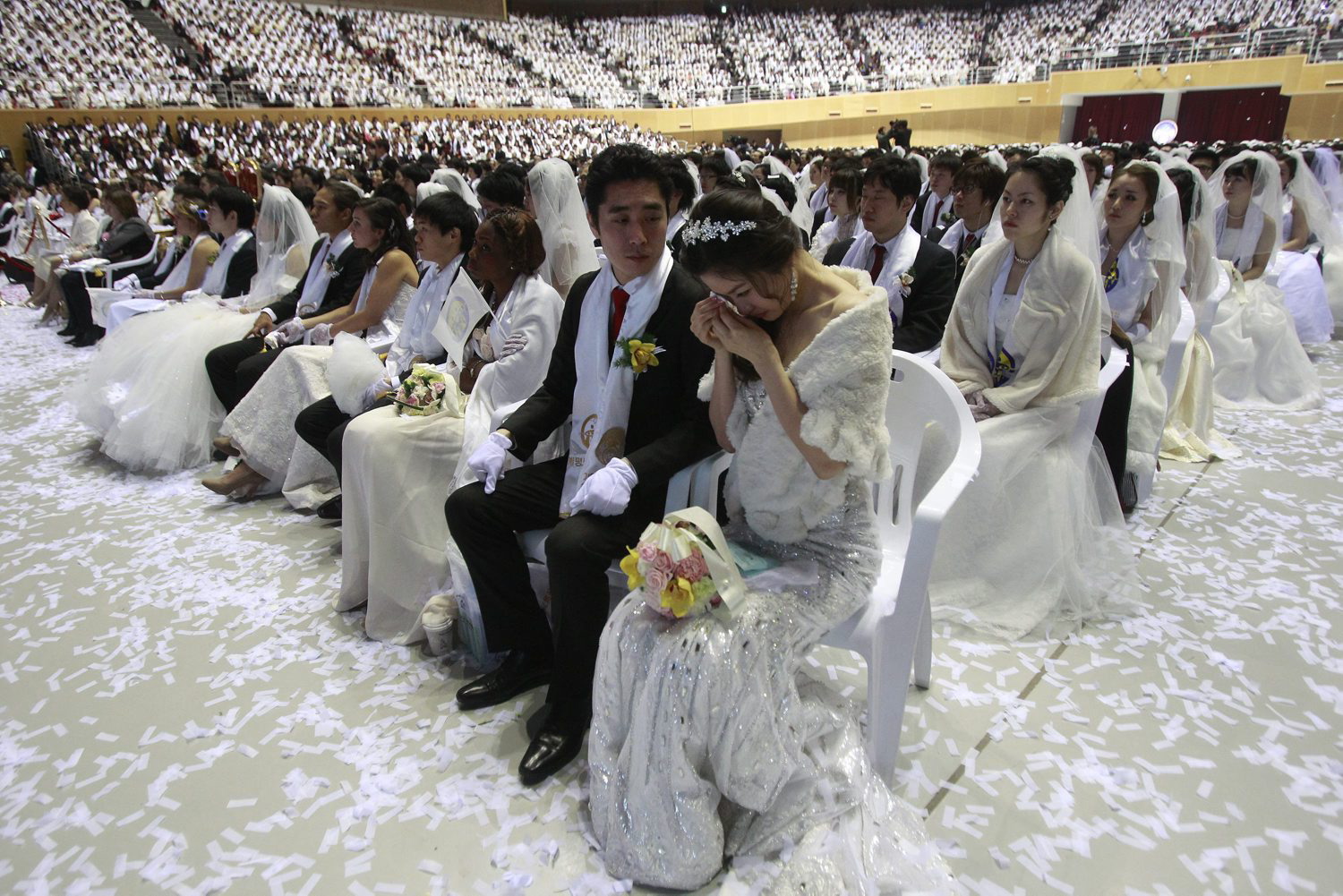 Сколько длится свадьба. Свадьба в Корее. Свадебная церемония в Корее. Корейская свадьба современная. Массовая свадьба в Китае.
