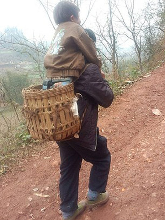 Этот папа сделает всё возможное для своего сына Папа носит сына в школу, ребенок в корзине, Ю Сюйкан, Yu Xukang, Сяо Цян, Xiao Qiang