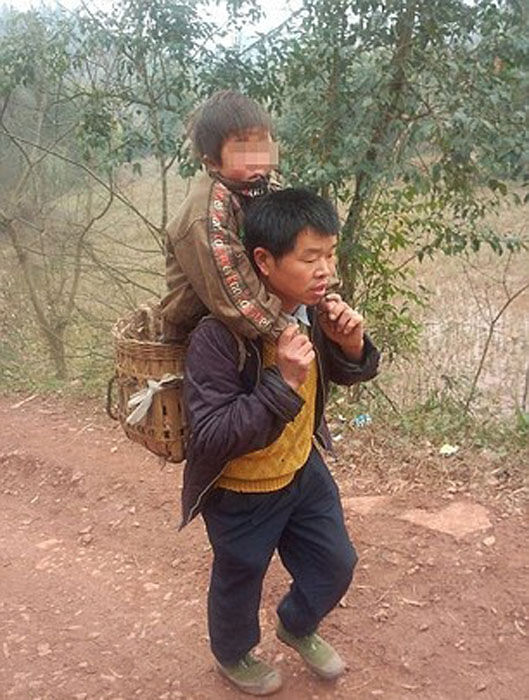 Этот папа сделает всё возможное для своего сына Папа носит сына в школу, ребенок в корзине, Ю Сюйкан, Yu Xukang, Сяо Цян, Xiao Qiang