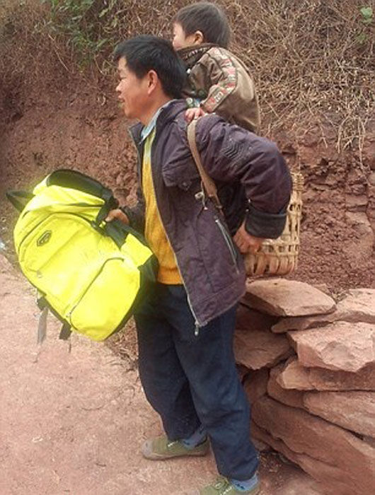 Этот папа сделает всё возможное для своего сына Папа носит сына в школу, ребенок в корзине, Ю Сюйкан, Yu Xukang, Сяо Цян, Xiao Qiang