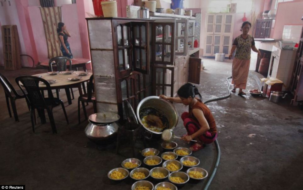 Зионнгхака Чана - самый важный избиратель Индии, у которого 39 жен и 127 детей Зионнгхака Чана, Zionnghaka Chana, самый важный избиратель Индии, имеет 39 жен и 127 детей, стокомнатный дом,100-комнатный дом