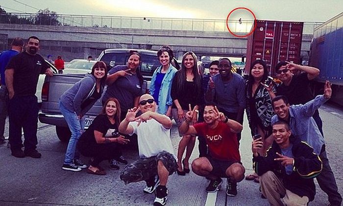 Самоубийство - отличный повод для общей фотографии Самоубийство , самоубийство, селфи, фото на фоне самоубийства