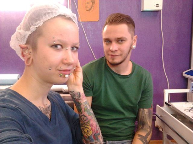 девушка до и после модификаций, пирсинг и татуировки