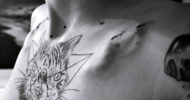 девушка до и после модификаций, пирсинг и татуировки