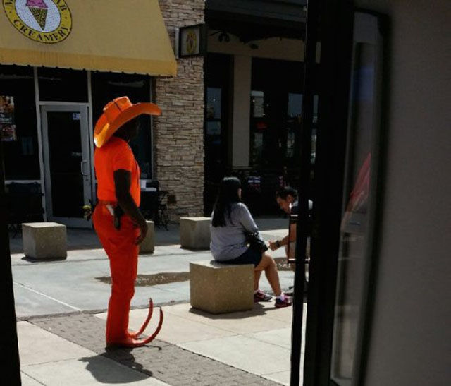 Горе-модники на улицах города, фрики