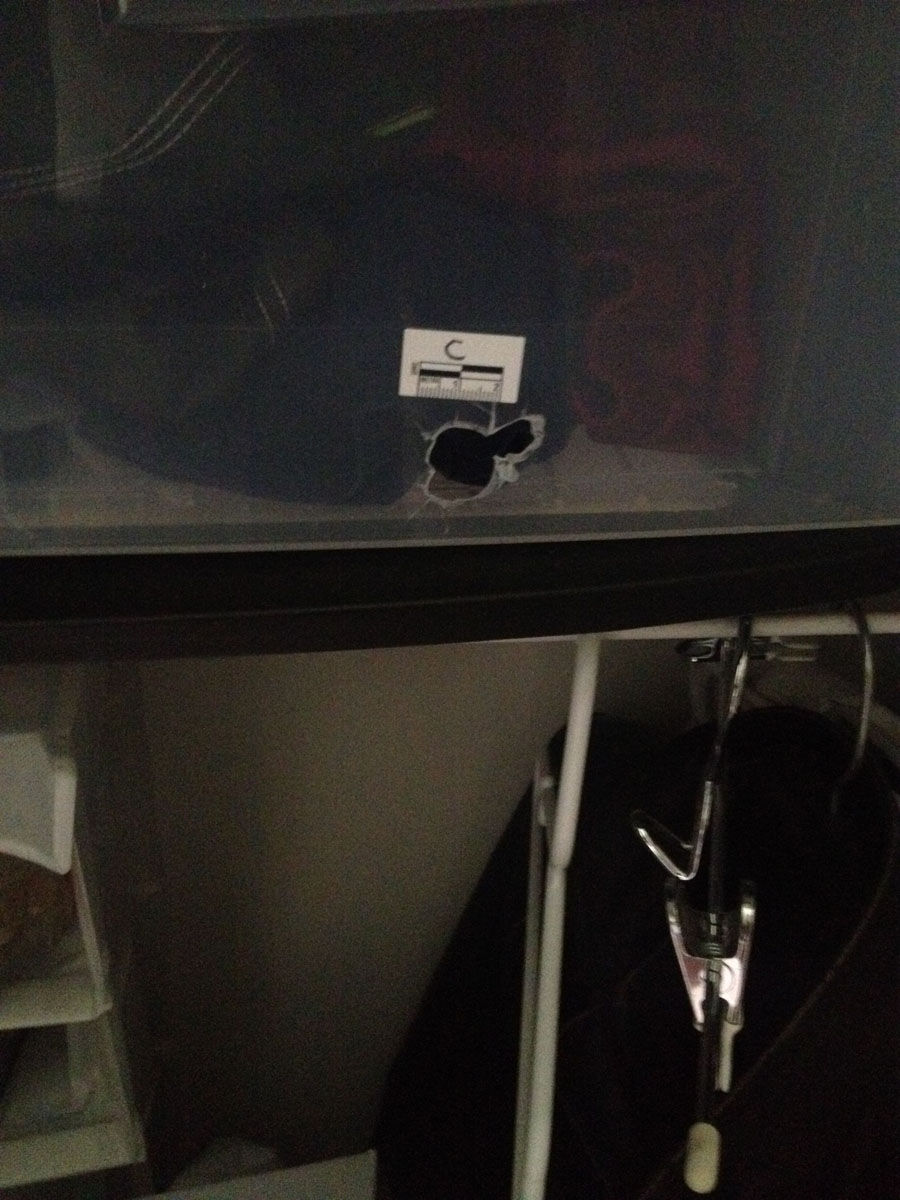 пуля попала в спальню, пуля полицейского пробила стены спальни, пуля пролетела сквозь спальню