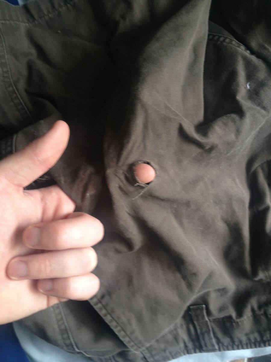 пуля попала в спальню, пуля полицейского пробила стены спальни, пуля пролетела сквозь спальню