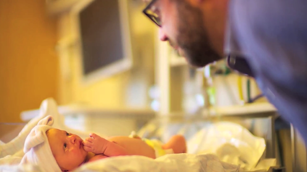 Невероятно трогательные фотографии отцов, увидевших своих детей в первый раз фотографии отцов, увидевших своих детей в первый раз