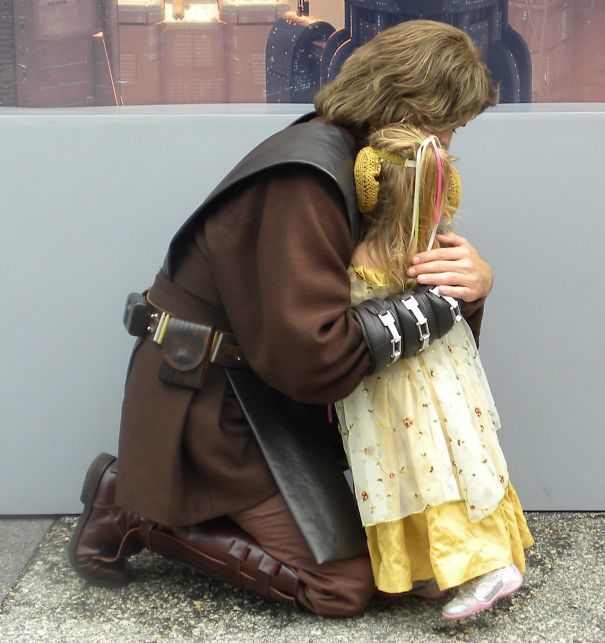 Lane Rouch, мама шьёт костюмы диснеевских персонажей