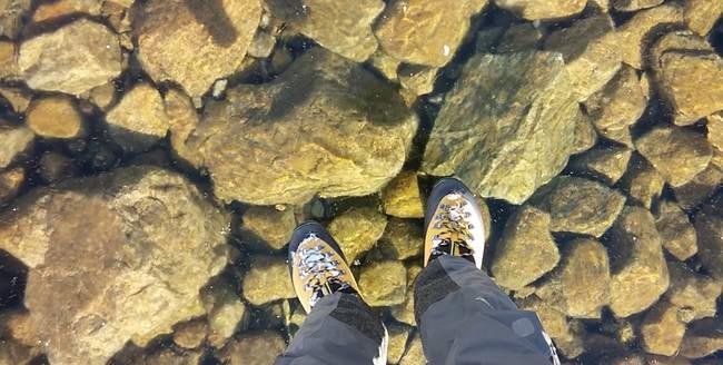 кристально чистое замерзшее озеро, озеро Высокие Татры, на чистом замерзшем озере