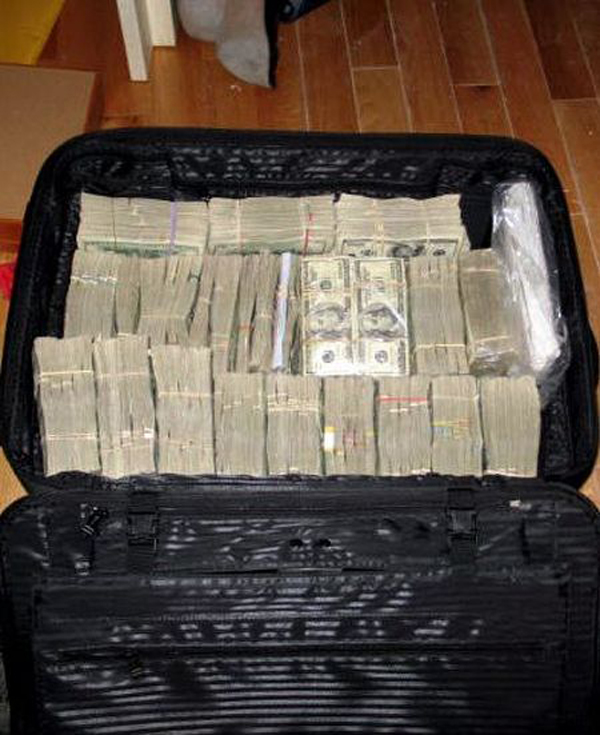 Полный чемодан денег