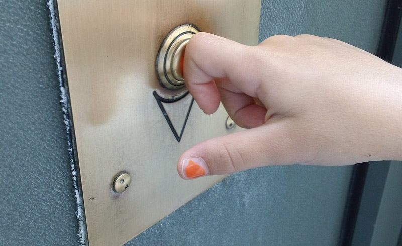 бессмысленные вещи которые порой делают люди, вещи которые мы делаем на автомате 