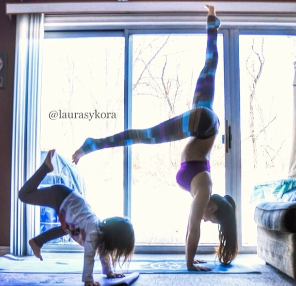 Очаровательные уроки йоги мамы с 4-летней дочкой, покорившие Instagram Уроки йоги с дочкой, уроки йоги в Instagram, Лора Касперзак, Laura Kasperzak