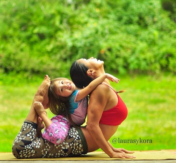 Очаровательные уроки йоги мамы с 4-летней дочкой, покорившие Instagram Уроки йоги с дочкой, уроки йоги в Instagram, Лора Касперзак, Laura Kasperzak