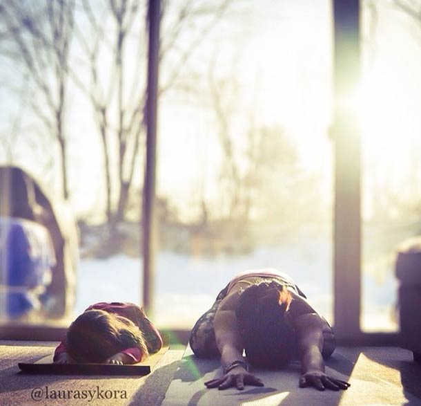 Очаровательные уроки йоги мамы с 4-летней дочкой, покорившие Instagram Уроки йоги с дочкой, уроки йоги в Instagram, Лора Касперзак, Laura Kasperzak